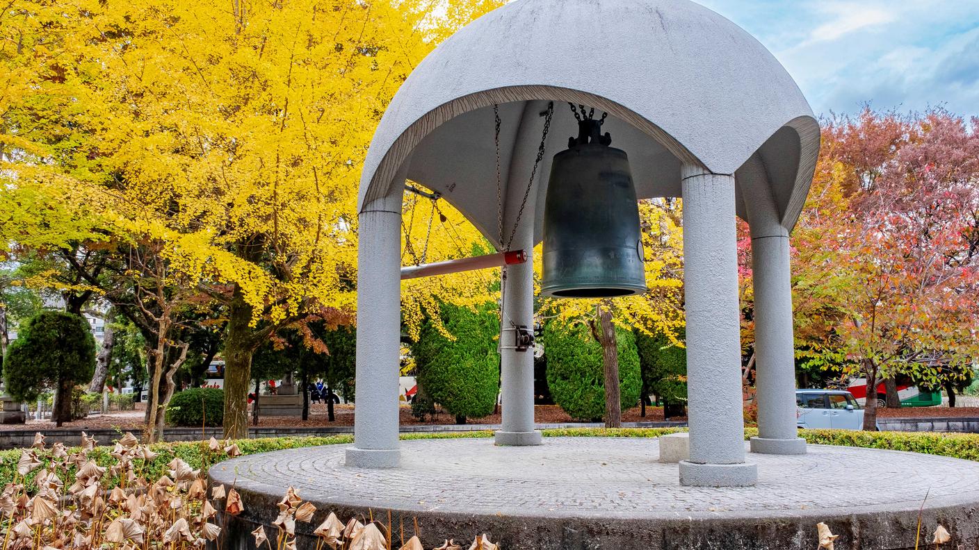 Il Monumento alla pace dei bambini di Hiroshima è attorniato da molte piante di ginkgo, qui nella loro splendida veste autunnale