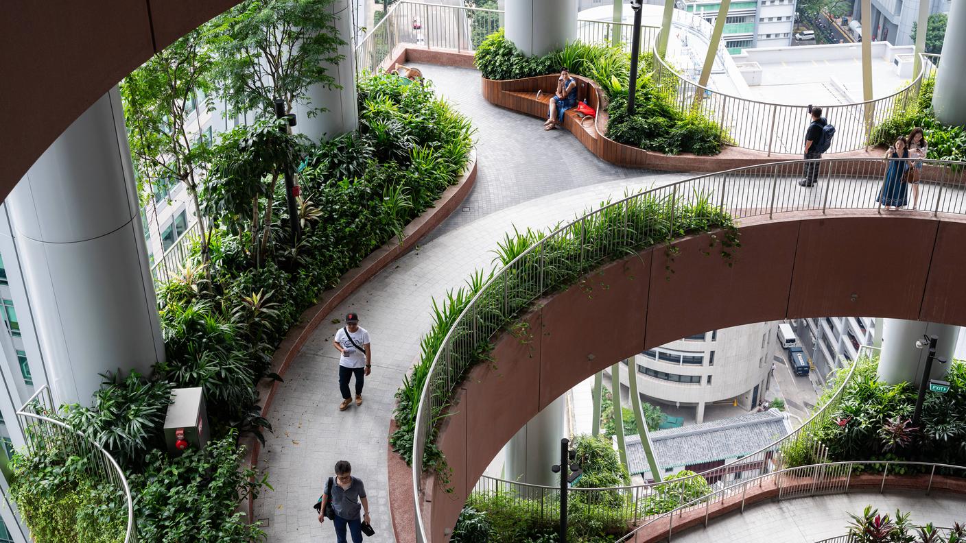 Vista su uno dei numerosi giardini pensili nel centro città di Singapore