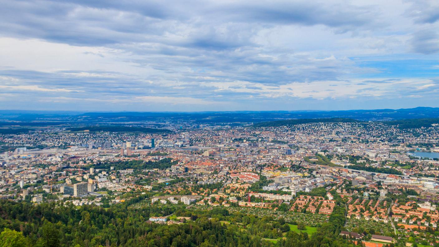 La sfida delle grandi città (qui Zurigo vista dall'Uetliberg) è quella di portare la biodiversità e i benefici servizi ecosistemici fino nel cuore dell'area urbana.