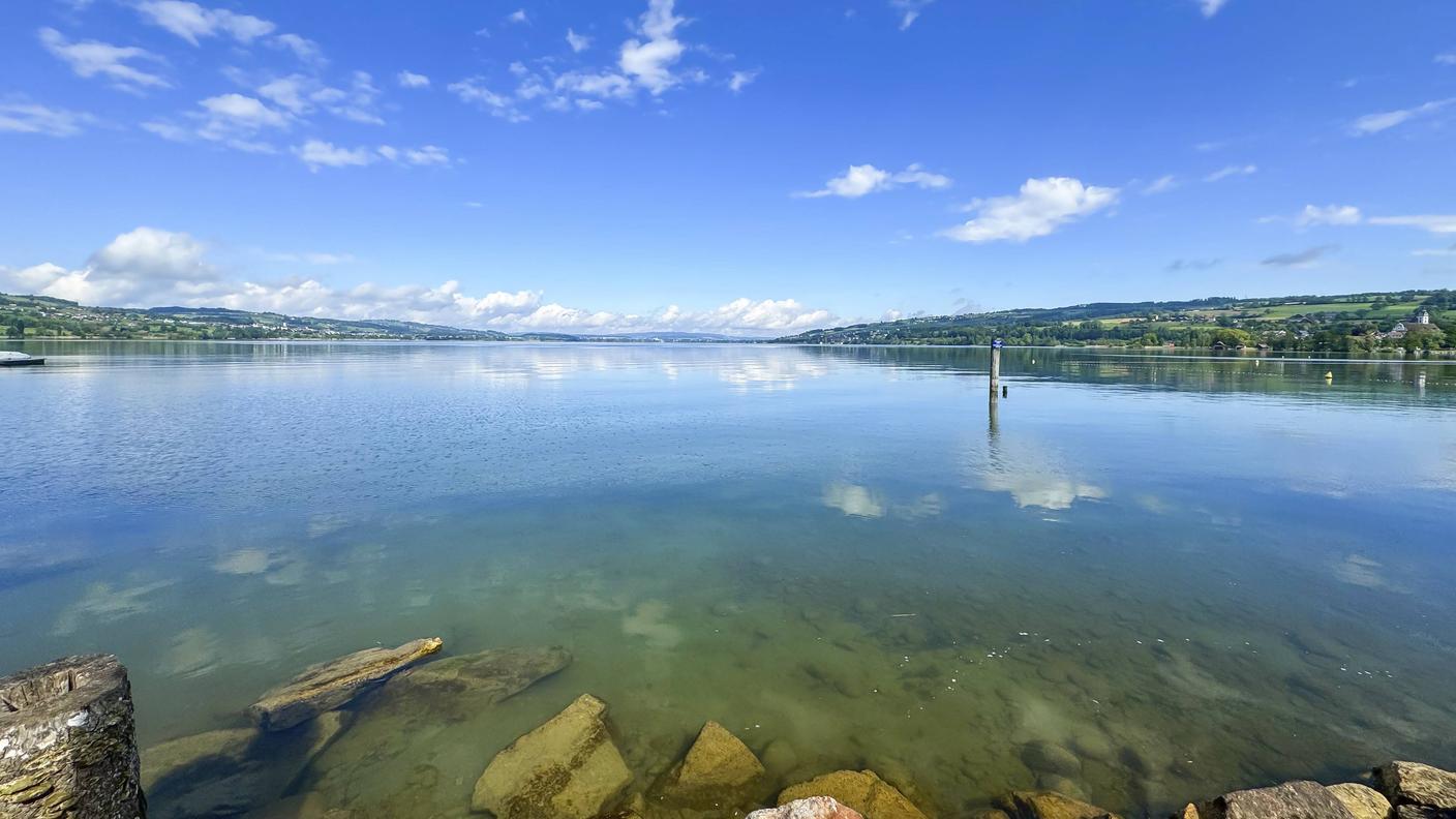 Suggestiva immagine del Lago di Sempach. Questo specchio d'acqua necessita di aerazione artificiale per mantenere in profondità un livello accettabile di ossigeno