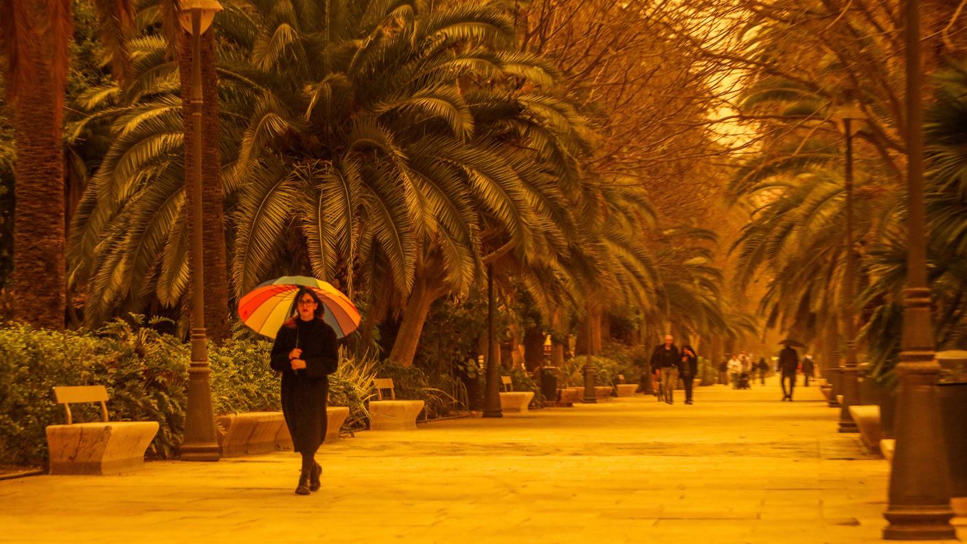 Malaga, Spagna: la sabbia del Sahara tinge l'ambiente di rosso