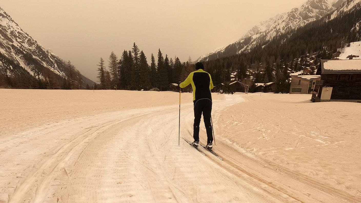 La Fouly, Svizzera: una pista di sci di fondo ricoperta dalla sabbia del Sahara