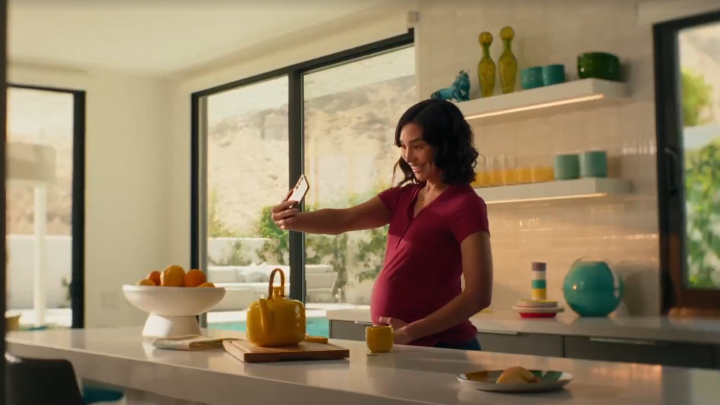 L’algoritmo apprende dalle tracce digitali del defunto e costruisce un personaggio che imita voce, stile linguistico e alcuni tratti di personalità