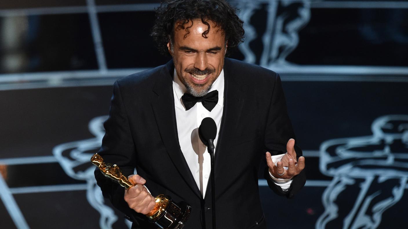 Il regista Alejandro González Iñárritu con la sua statuetta