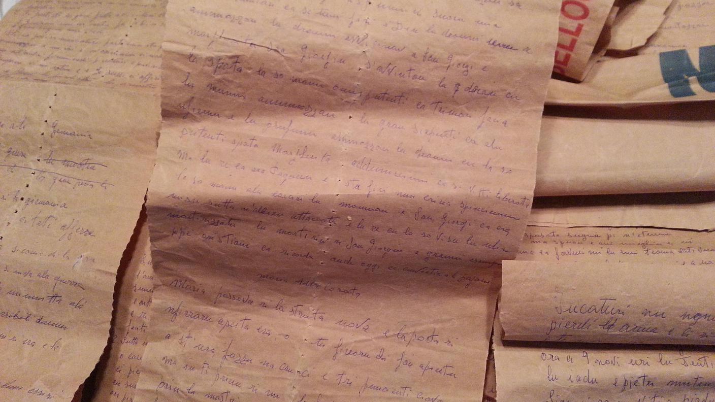 Le prime trascrizioni dei "cunti" sulle striscie di carta ricavate dai sacchi di mangimi