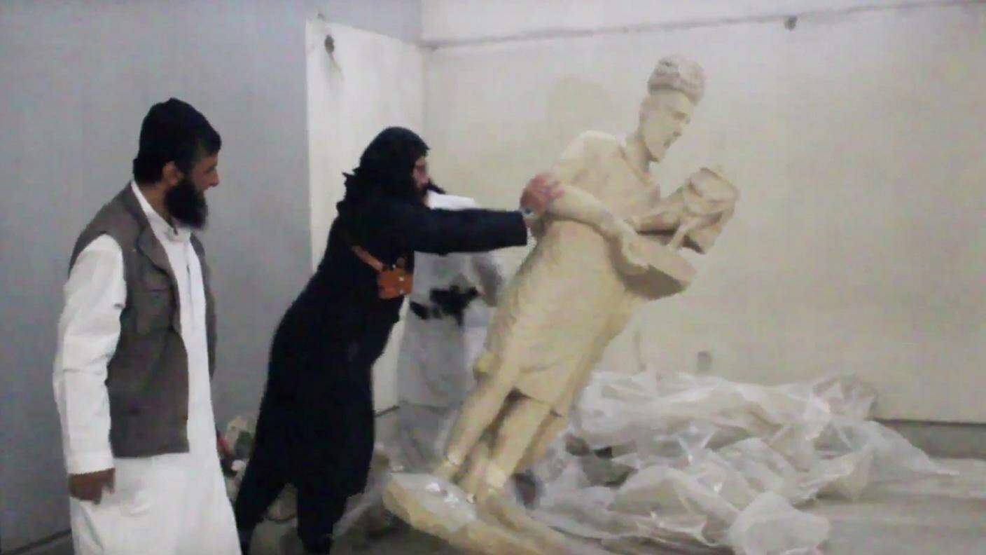 Gli uomini dell'IS nel museo di Mossul