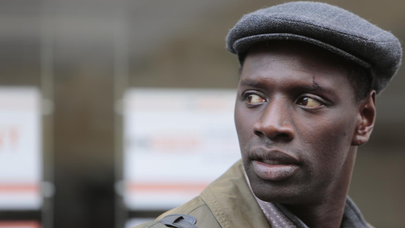 Samba Cissé (Omar Sy) nel film di Toledano/Nakache