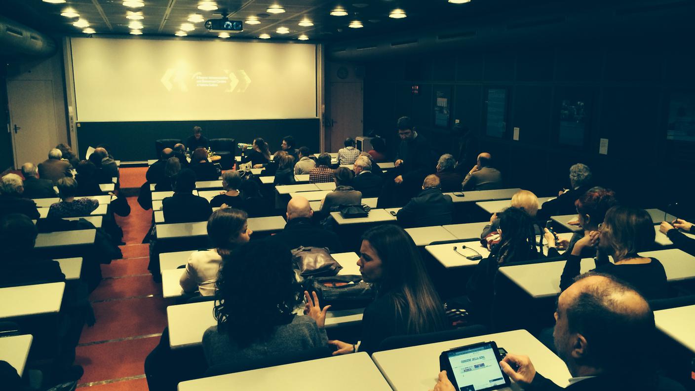 Auditorium pieno in attesa della lettura