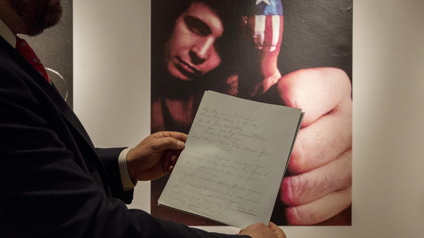 Una pagina del manoscritto e una foto del suo autore