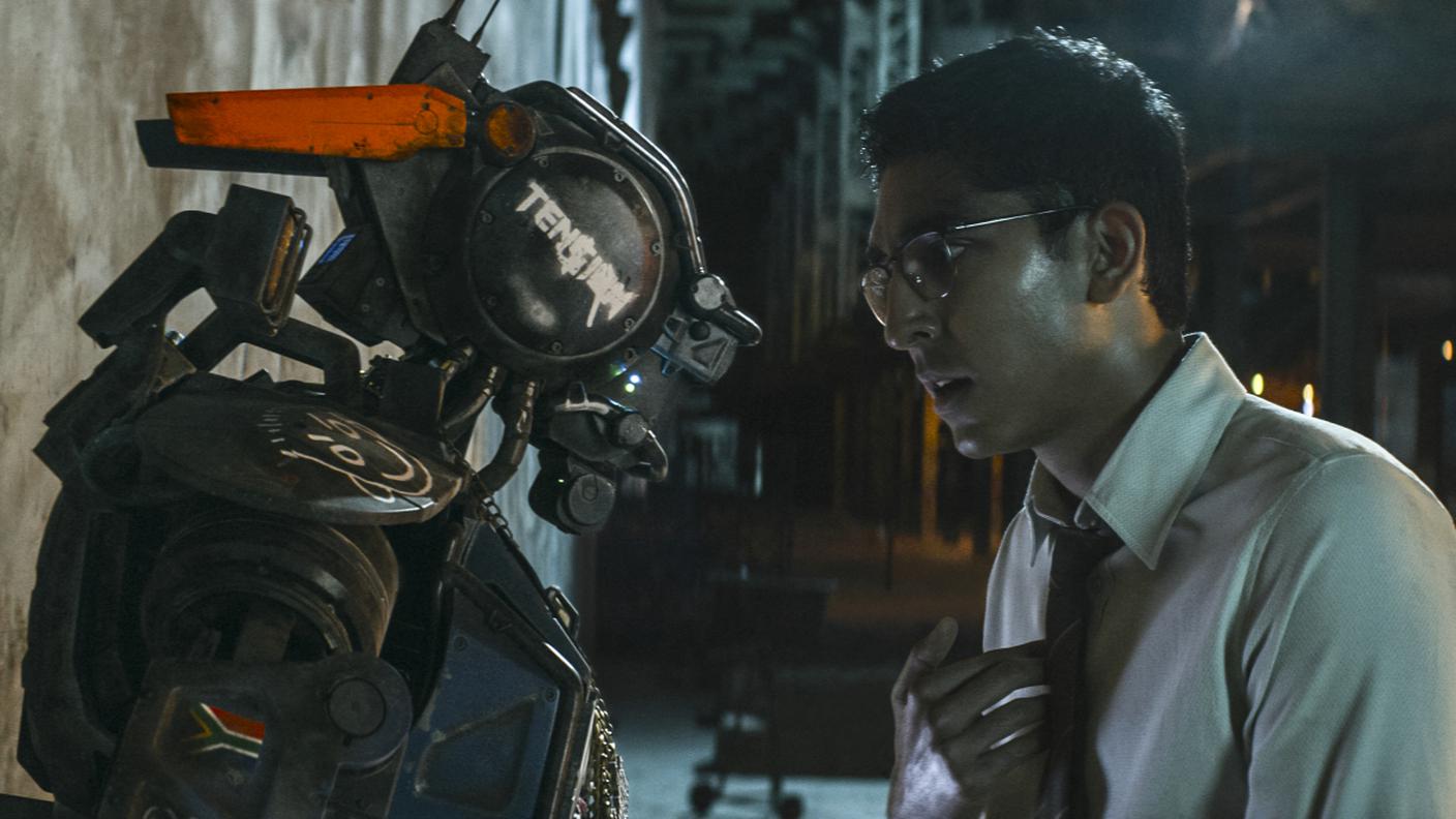Chappie con il suo creatore (Dev Patel)