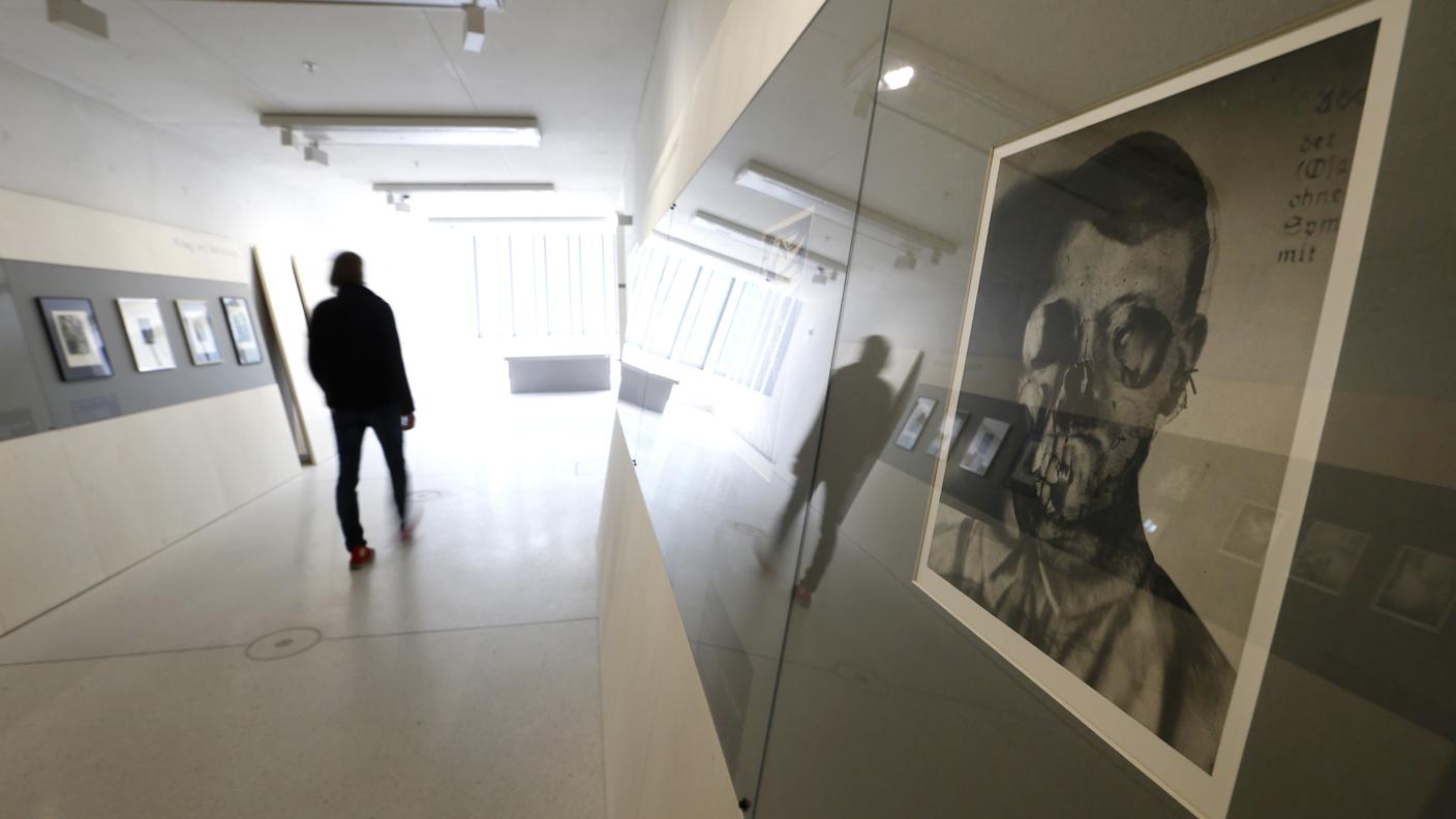 Fotografie e filmati, ma niente uniformi o stendardi