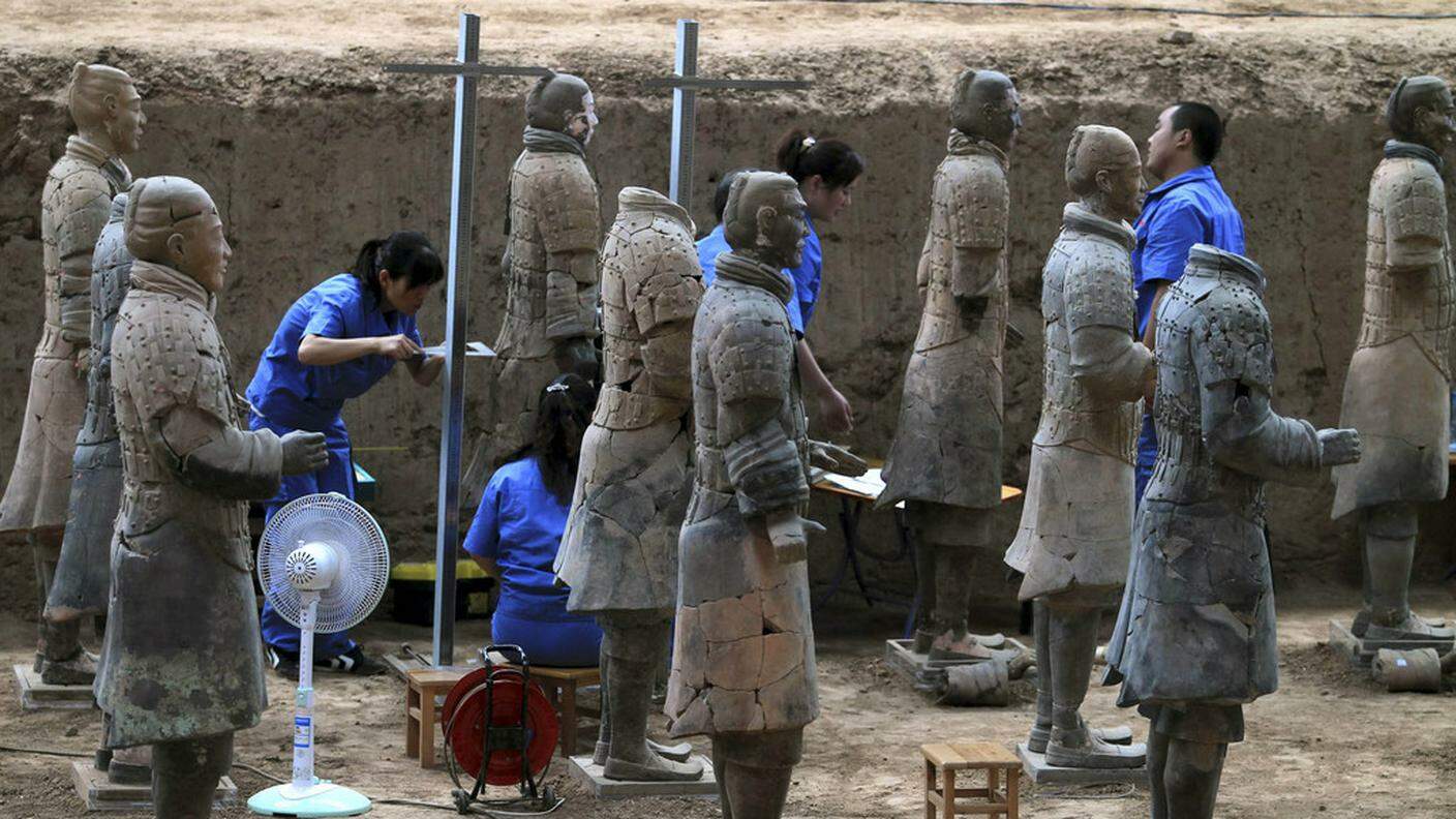 Gli archeologi cinesi al lavoro nello scavo 1