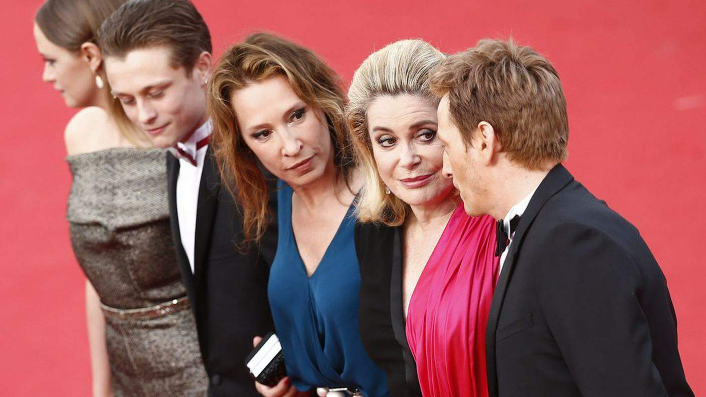 Il cast del film da sinistra a destra: Sara Forestier, Rod Paradot, la regista Emmanuelle Bercot, Catherine Deneuve e Benoît Magimel