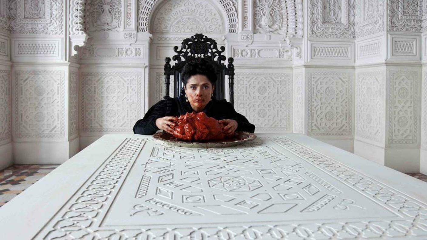 La regina Salma Hayek mangia il cuore di un mostro