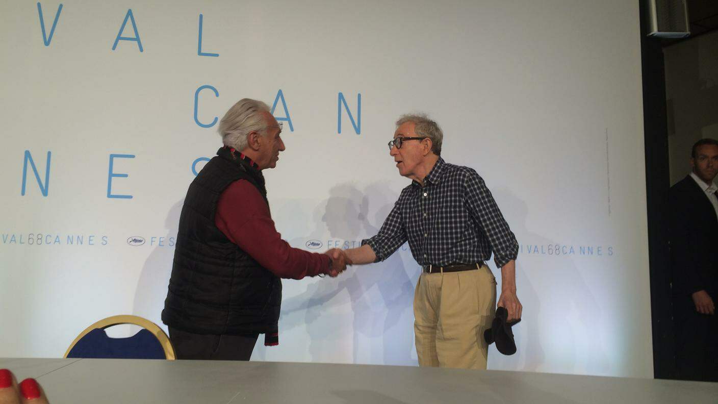 Woody Allen saluta il moderatore della conferenza stampa