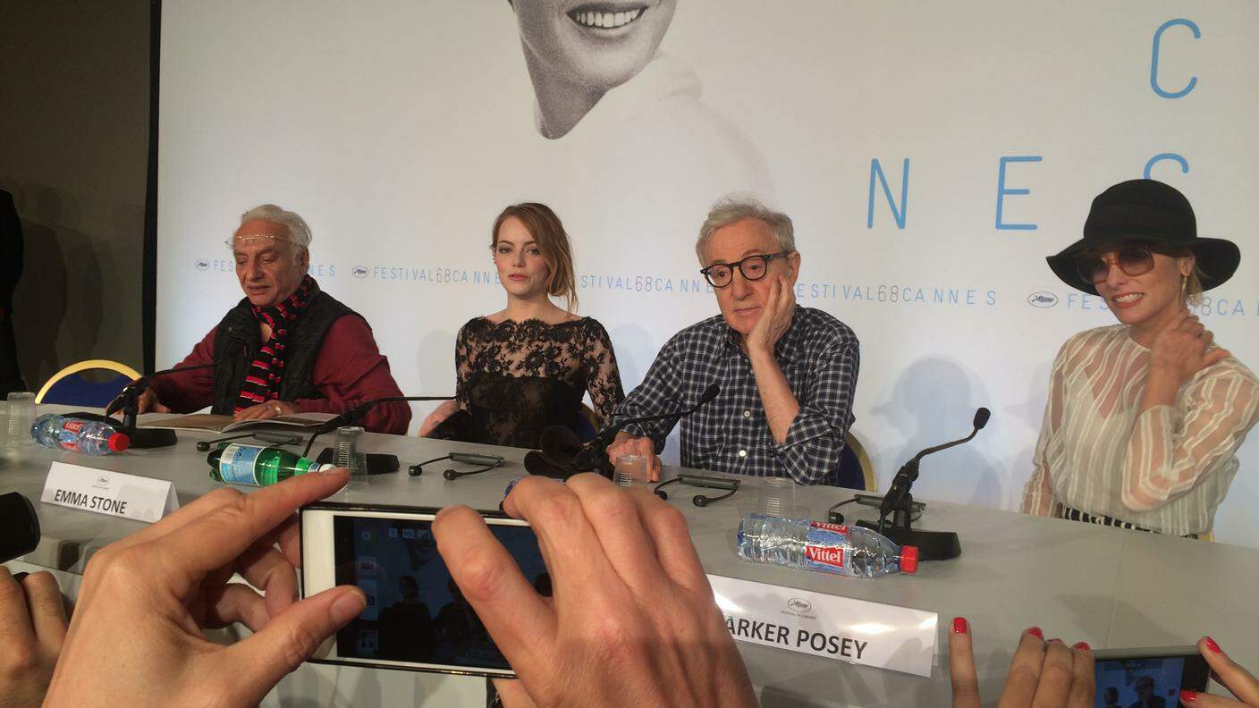 Emma Stone, Woody Allen e Parker Posey in posa per gli smartphone