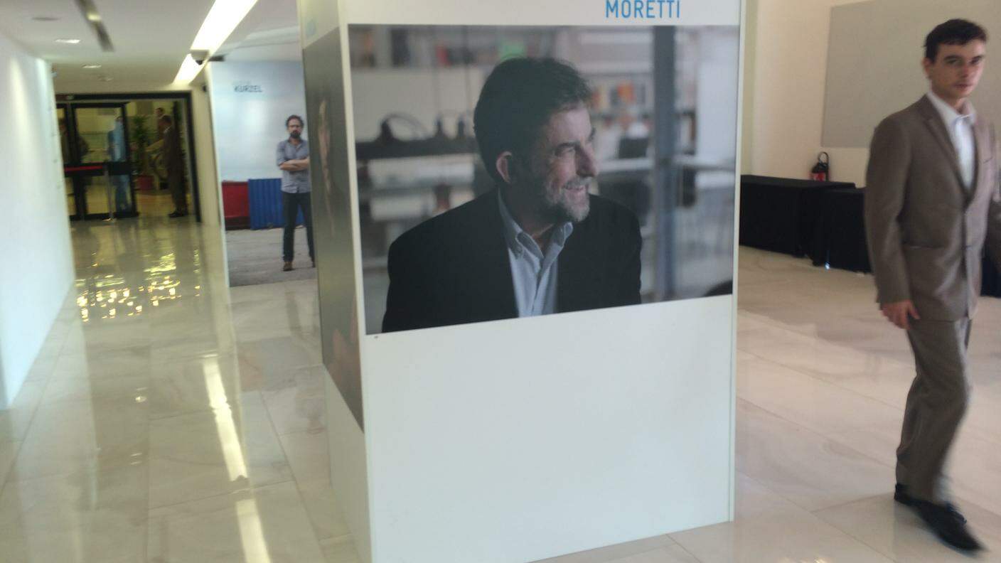 Una foto di Moretti fuori dalla sala principale