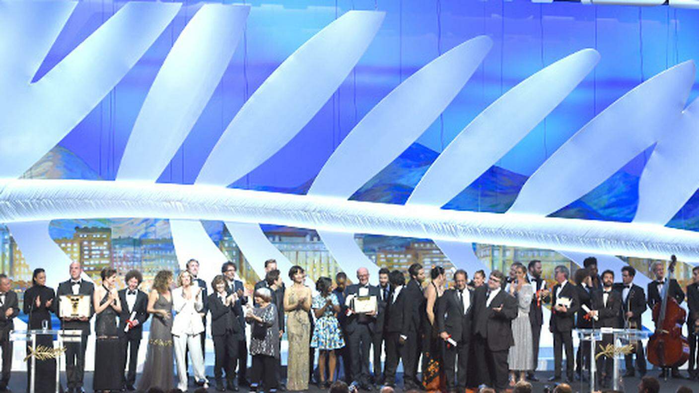 Foto collettiva ai premiati sul palco di Cannes