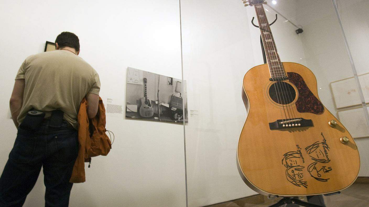 Un'altra chitarra di John Lennon è stata esposta in un museo canadese