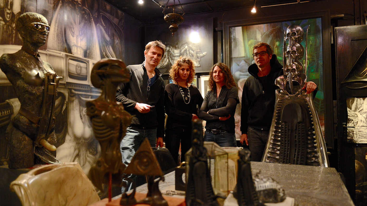 Eric Stitzel, operatore; Sandra Bühler, assistente operatrice; Belinda Sallin, restista; Marco Teufen, operatore suono; circondati dall'immaginario di Giger