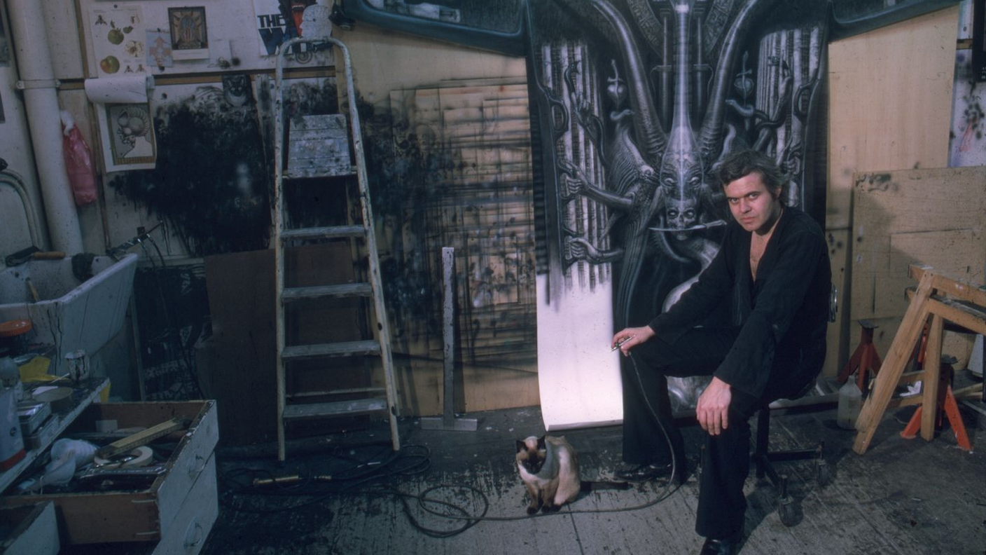 Un giovane Giger davanti a una sua opera