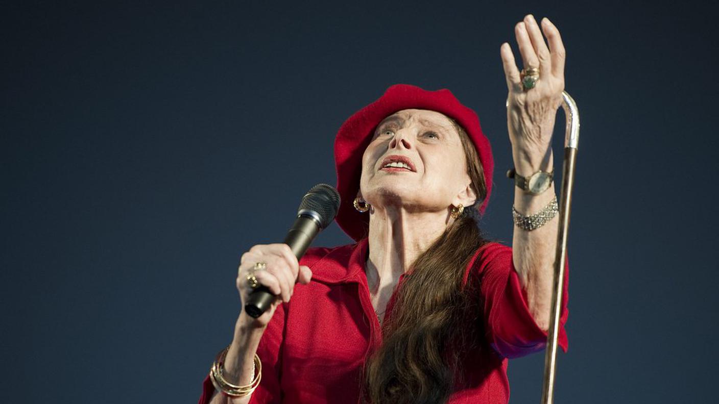 La diva mentre canta il tema di Amarcord al prefestival di Locarno nel 2011