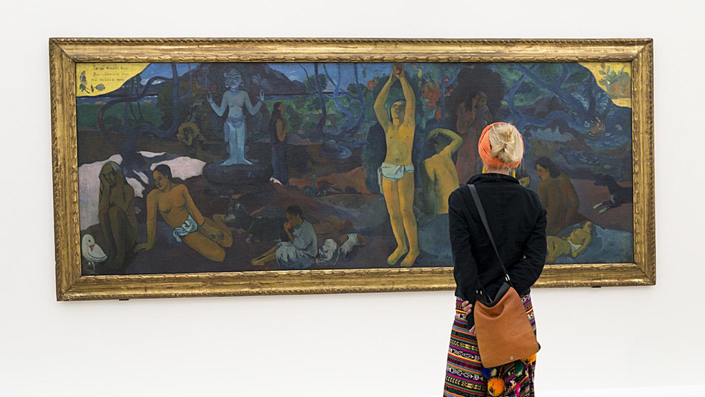 Una dei 370'000 visitatori davanti a una tela di Gauguin