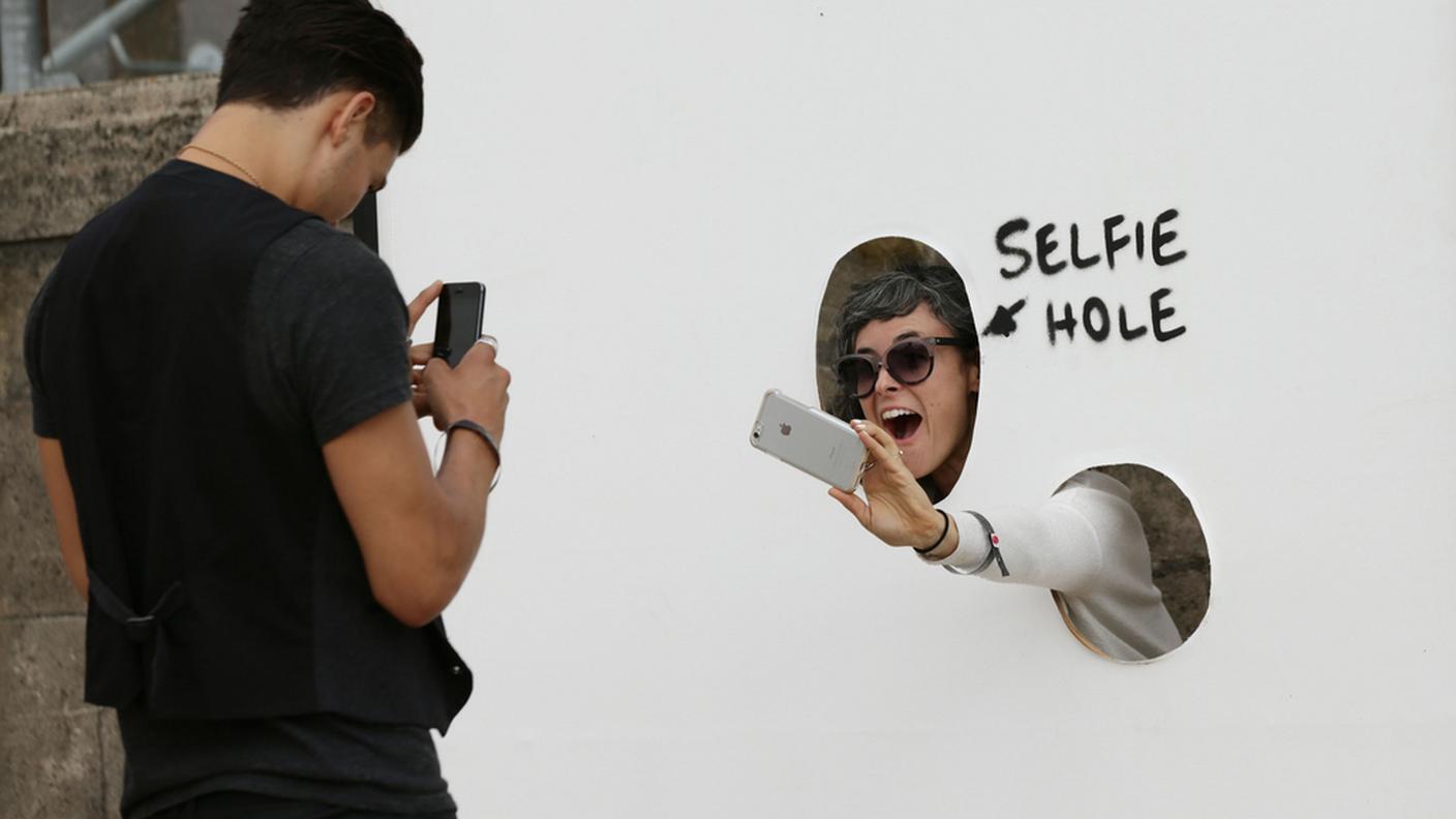 Il buco per i selfie è un altro spunto messo in evidenza da Banksy