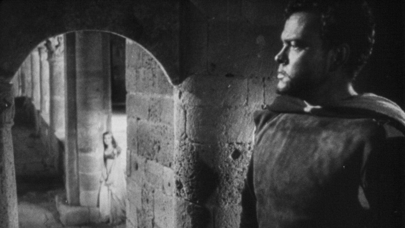 Welles-Otello scruta nei suoi foschi pensieri