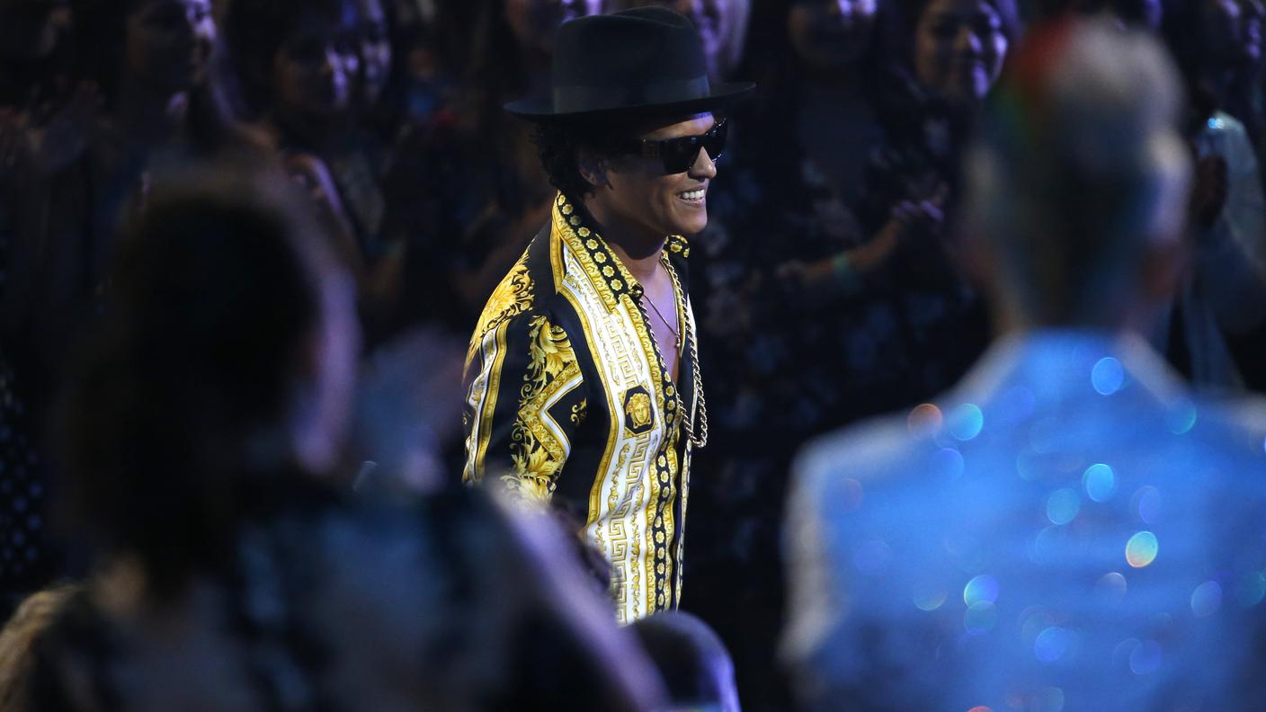 Il cantante Bruno Mars al suo arrivo agli MTV Music Awards