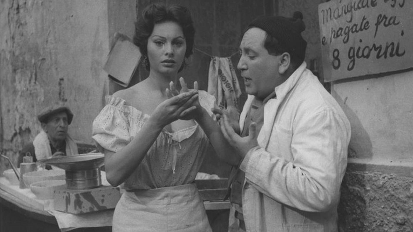 Un fotogramma del film "L'oro di Napoli" del 1954, di Vittorio De Sica