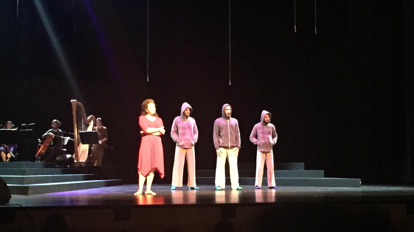Modernità nella musica e nei costumi di scena
