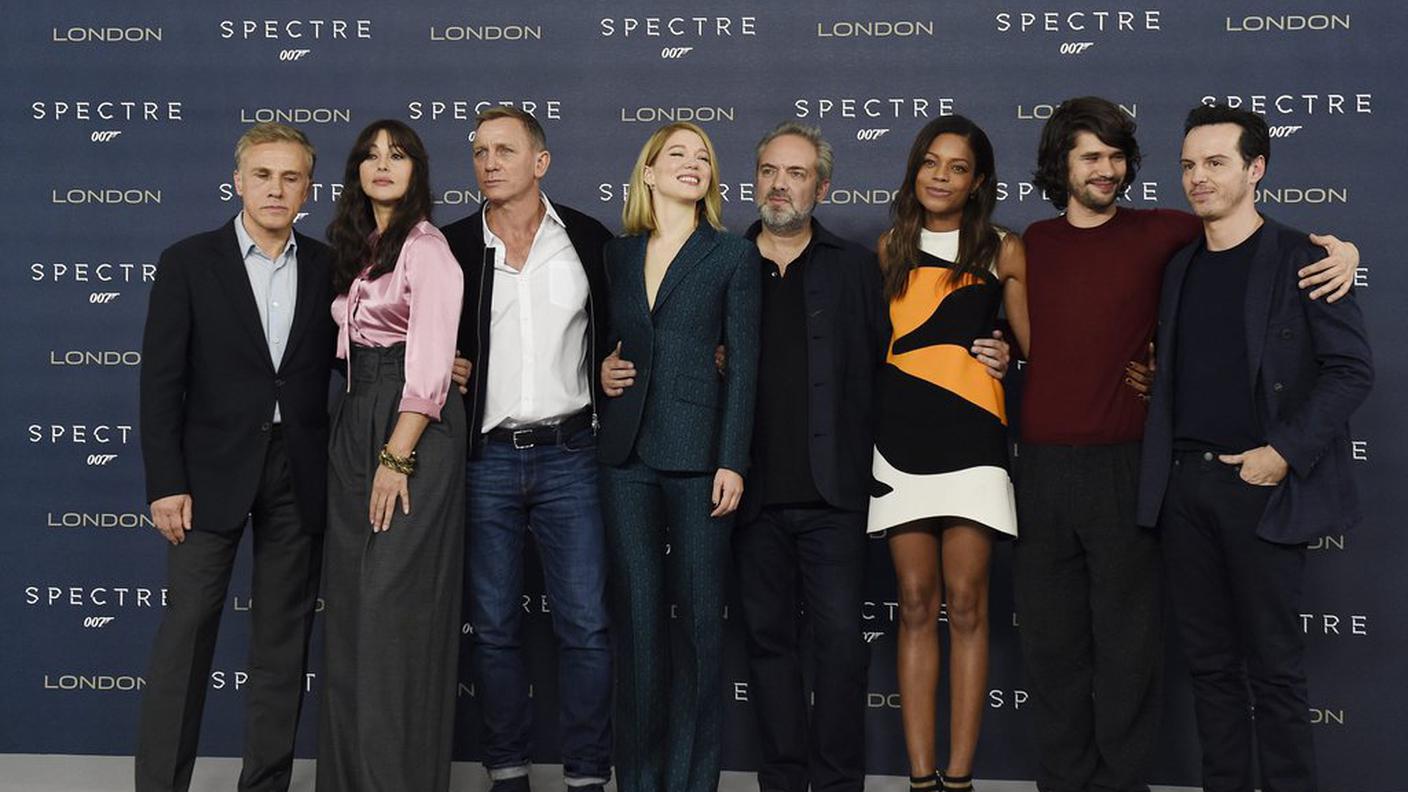 Il regista Sam Mendes con i principali attori