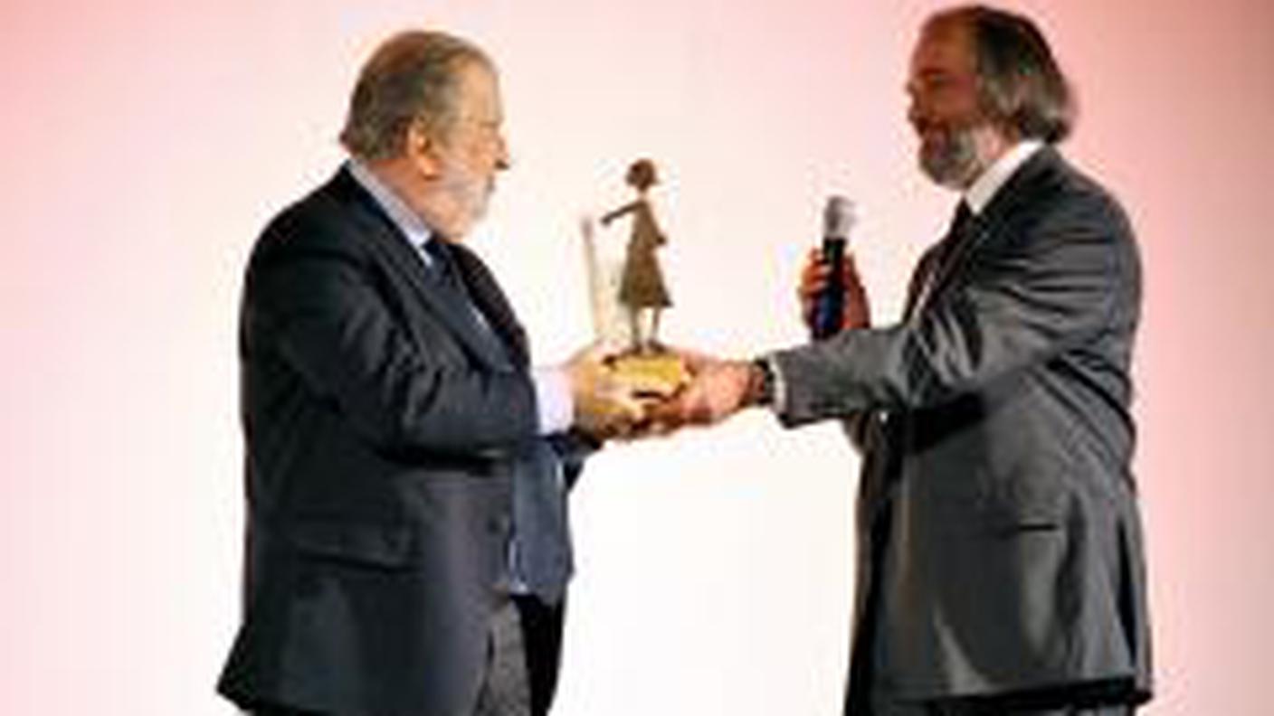 Pupi Avati premiato da Buscaglia (2010)