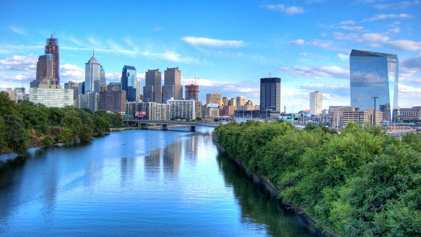 Il fiume Schuylkill attraversa il profilo della metropoli di Philadelphia
