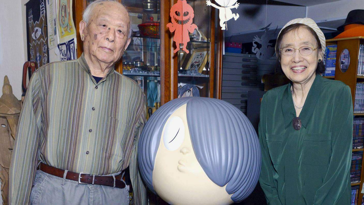 L'autore e la moglie posano con la statua di Kitaro