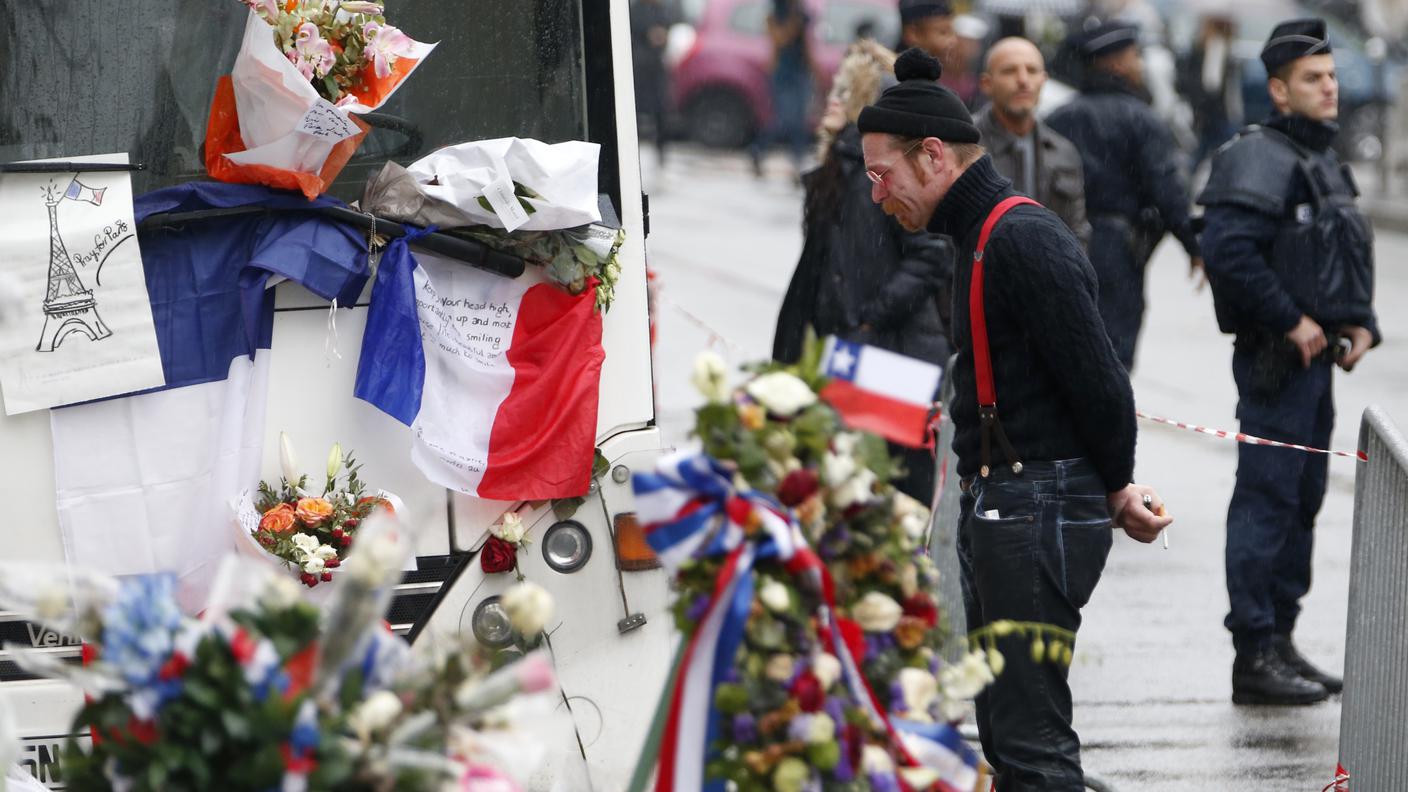 Jesse Hughes degli Eagles of Death Metal al memorial del Bataclan