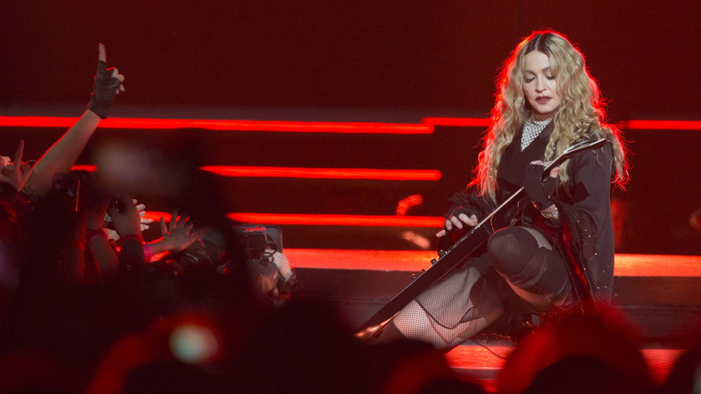 Un momento dell'esibizione parigina ''ufficiale'' di Madonna