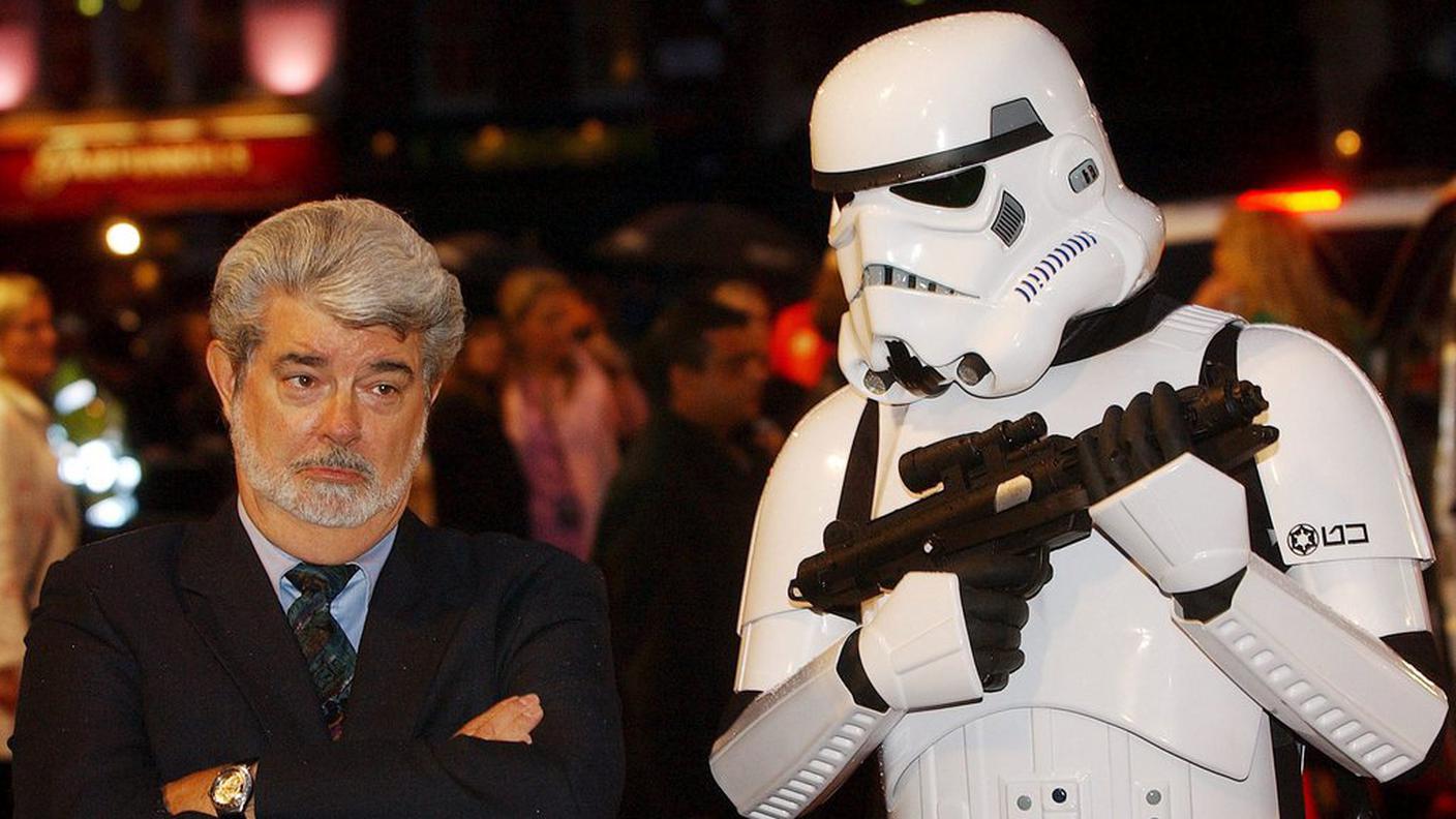 George Lucas, creatore di Star Wars, accanto a uno stormtrooper
