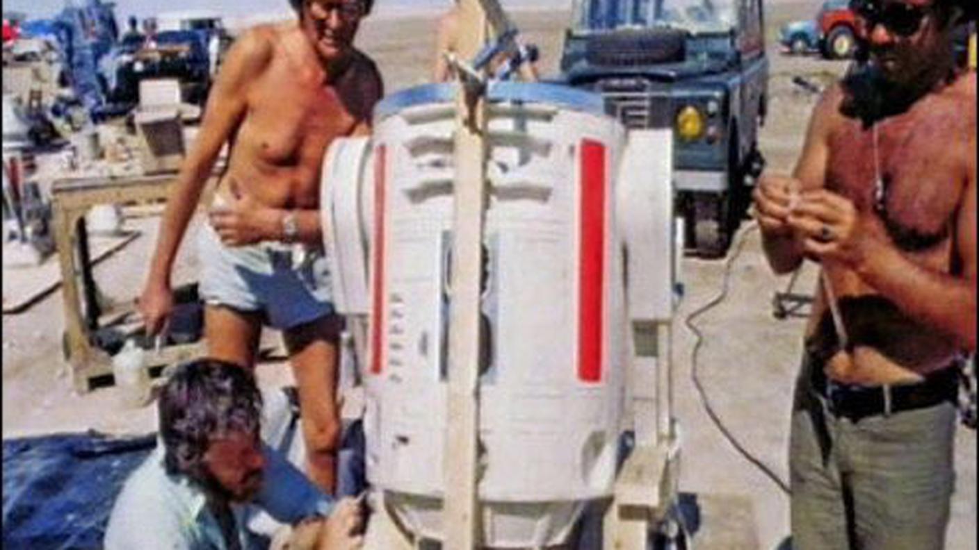 Costruzione di R5-D4 sul set