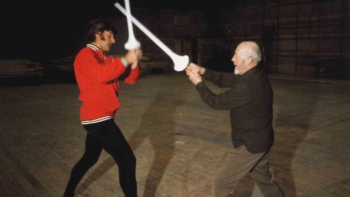 Savid Prowse e Alec Guinness fanno pratica con le loro spade laser