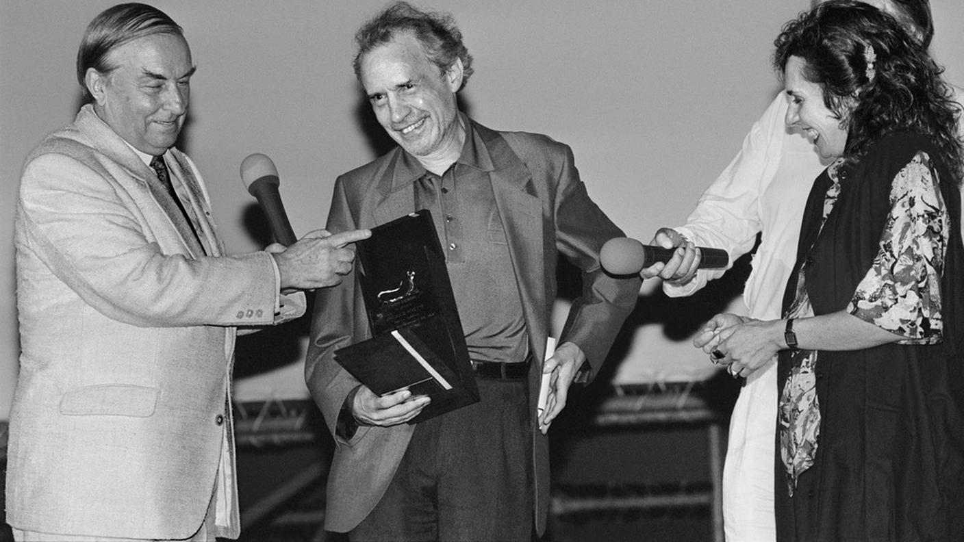 Raimondo Rezzonico consegna il Pardo d'onore a Jacques Rivette, nel 1991 a Locarno