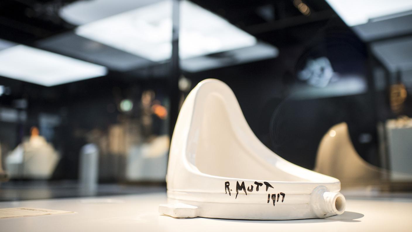 Fountain di Marcel Duchamp, una delle molte opere riunite dalla mostra Dada Universal al Museo nazionale