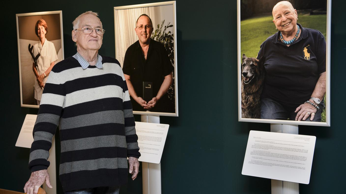 Il fotografo Luc Chessex con alcuni dei ritratti