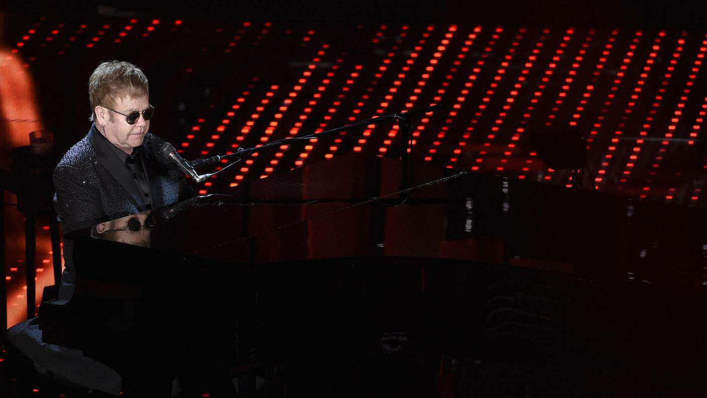 Elton John, nel corso della sua attesa performance