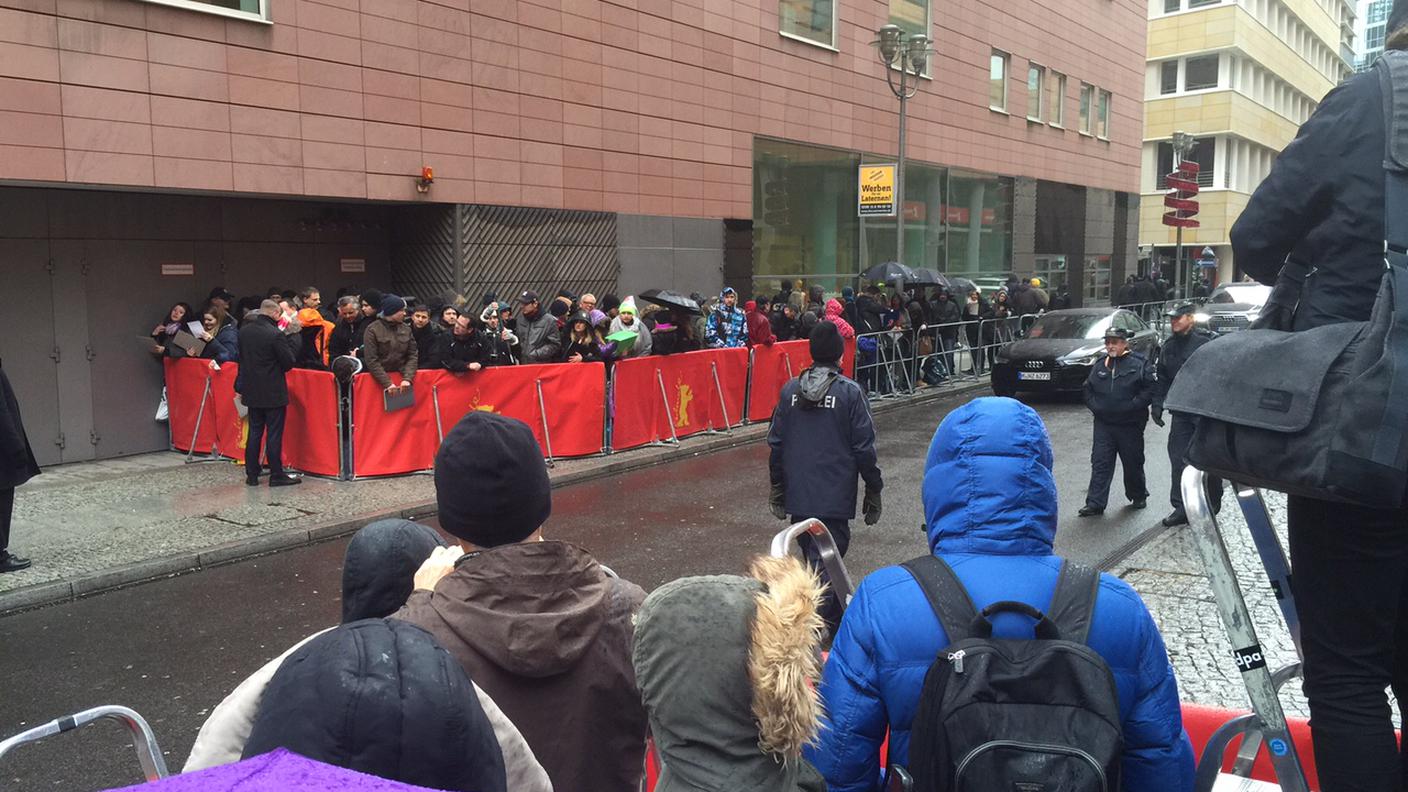 Fan in attesa di Clooney & co sotto la pioggia