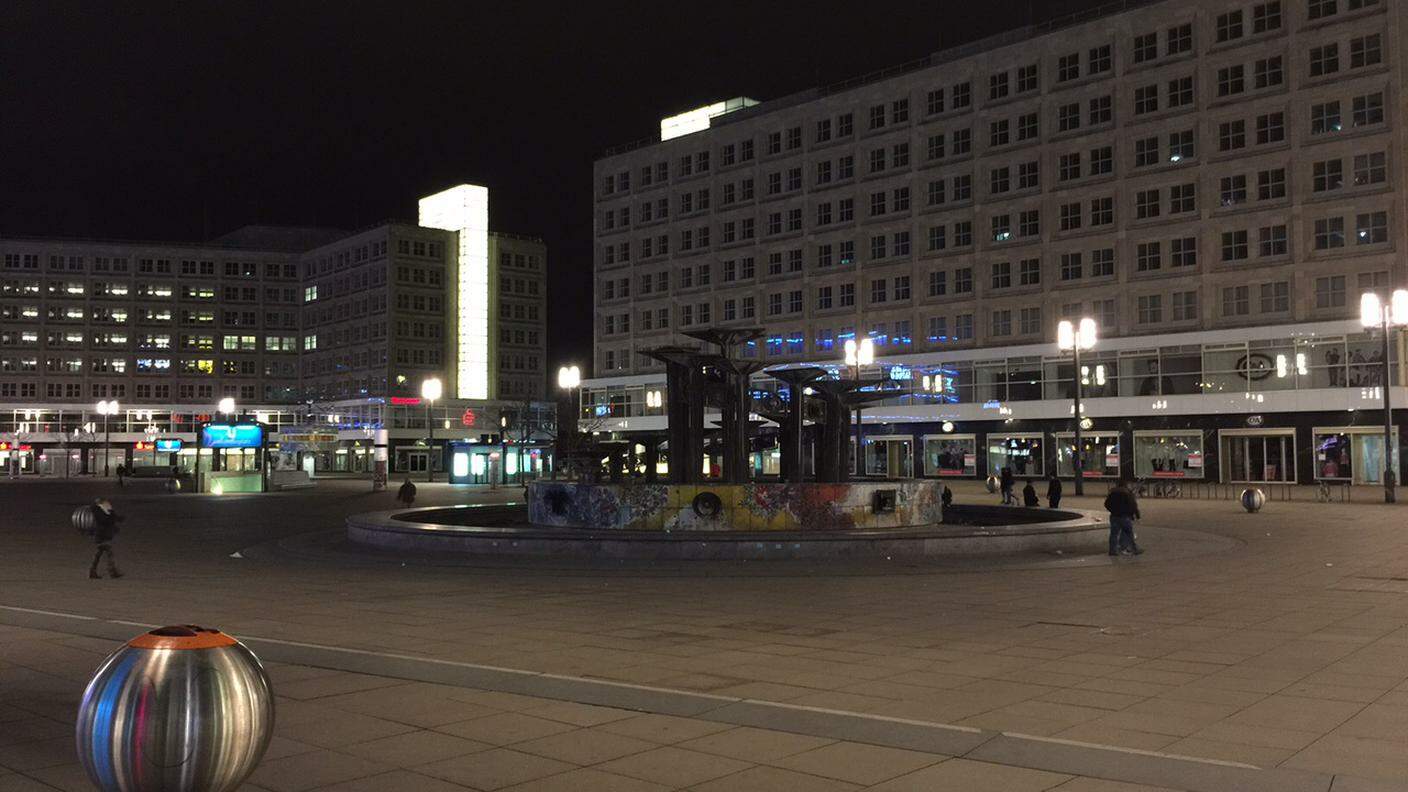 Berlino di notte diventa una città quasi metafisica: Alexanderplatz