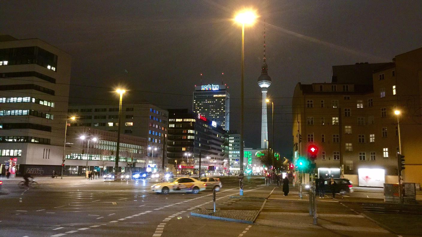 Strade deserte di spettrale tranquillità con vista sulla Fernsehturm