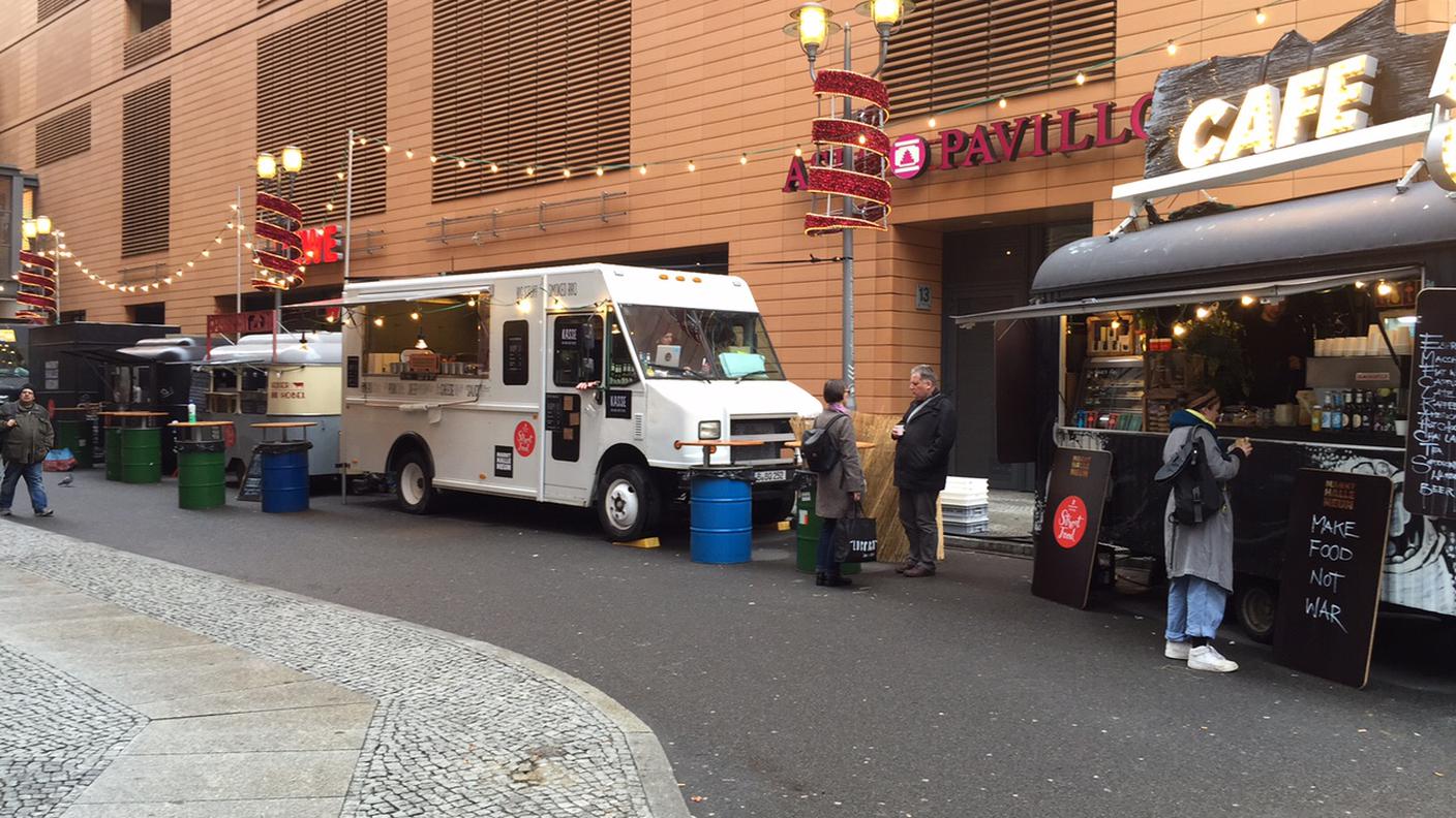 Lo street food invade pacificamente le strade nei pressi del Palazzo