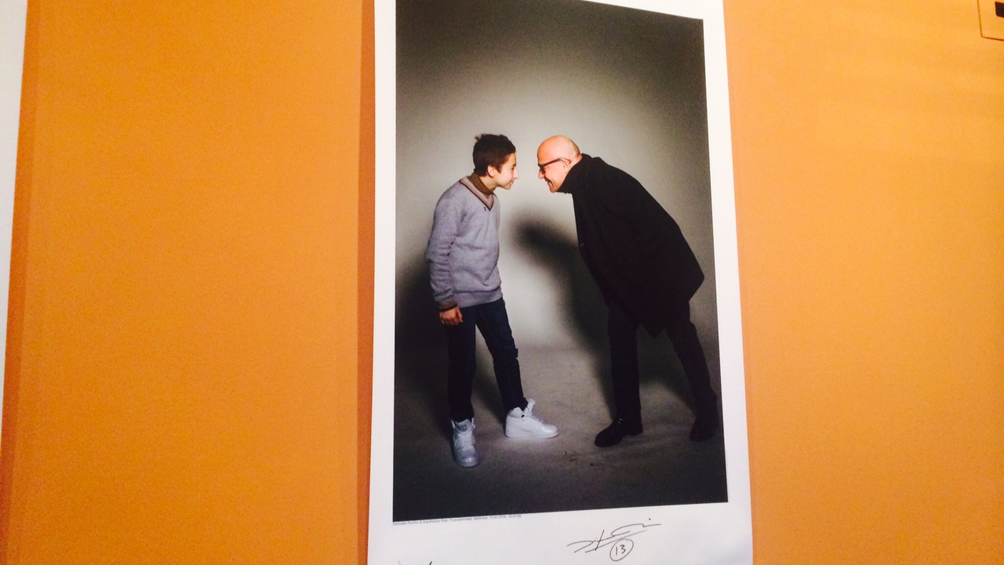 Gianfranco Rosi e il suo piccolo protagonista nella foto autografata del Palazzo